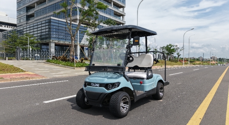 天藍色高爾夫球車